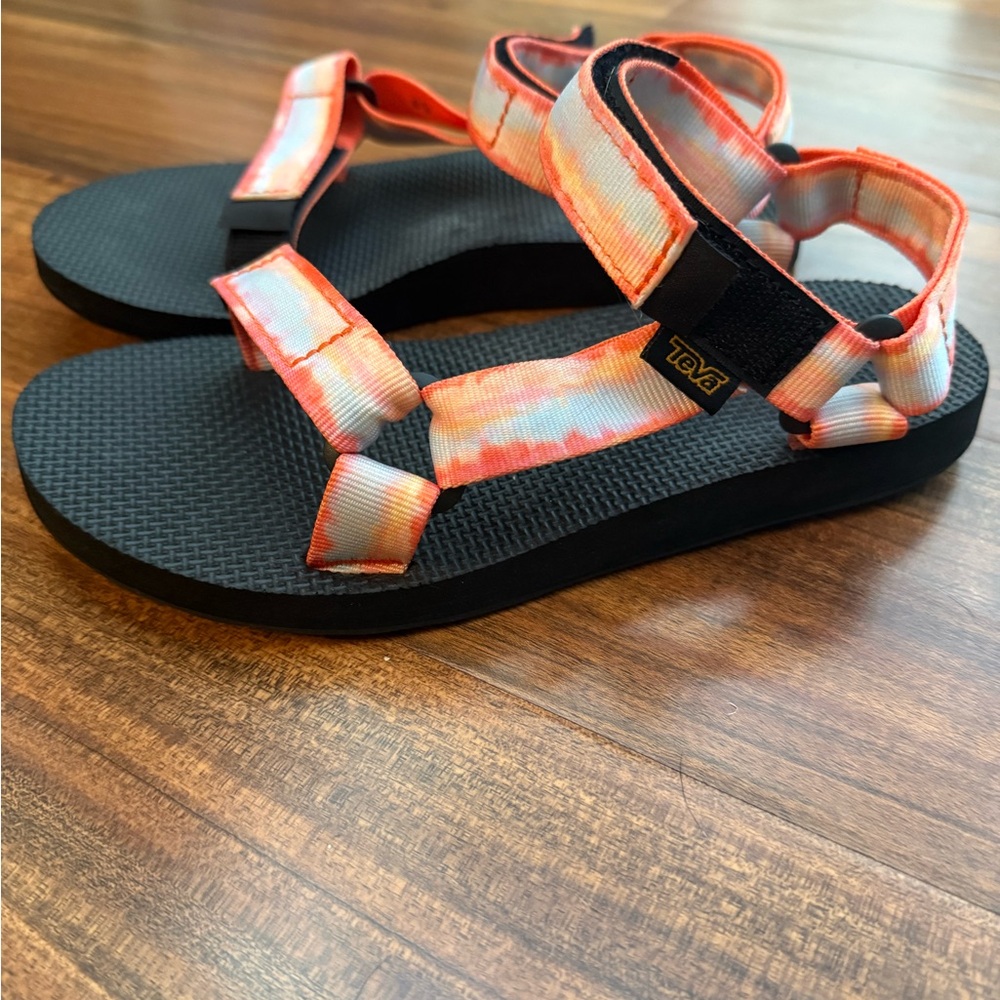 NWOT Teva tie dye Sandals